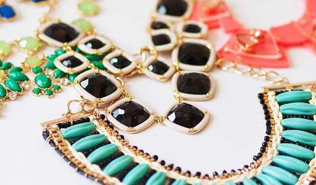 ۱۰ نکته مهم برای ست کردن جواهرات با لباس‌