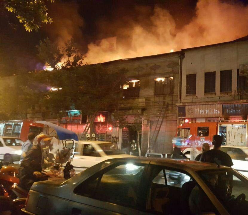 وقوع حریق گسترده در پاساژ خیابان امیرکبیر؛ سه آتش‌نشان مصدوم شدند