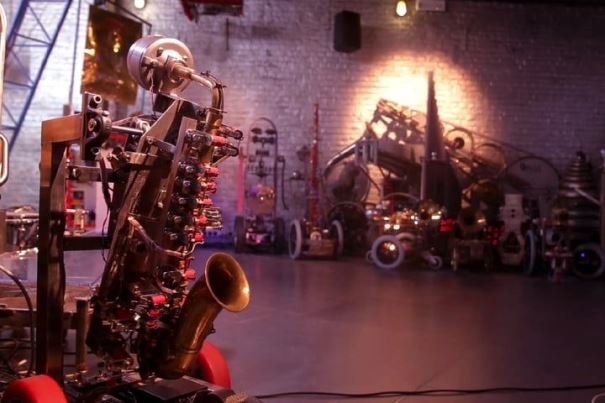 ارکستر روباتیک موسیقی می نوازد
