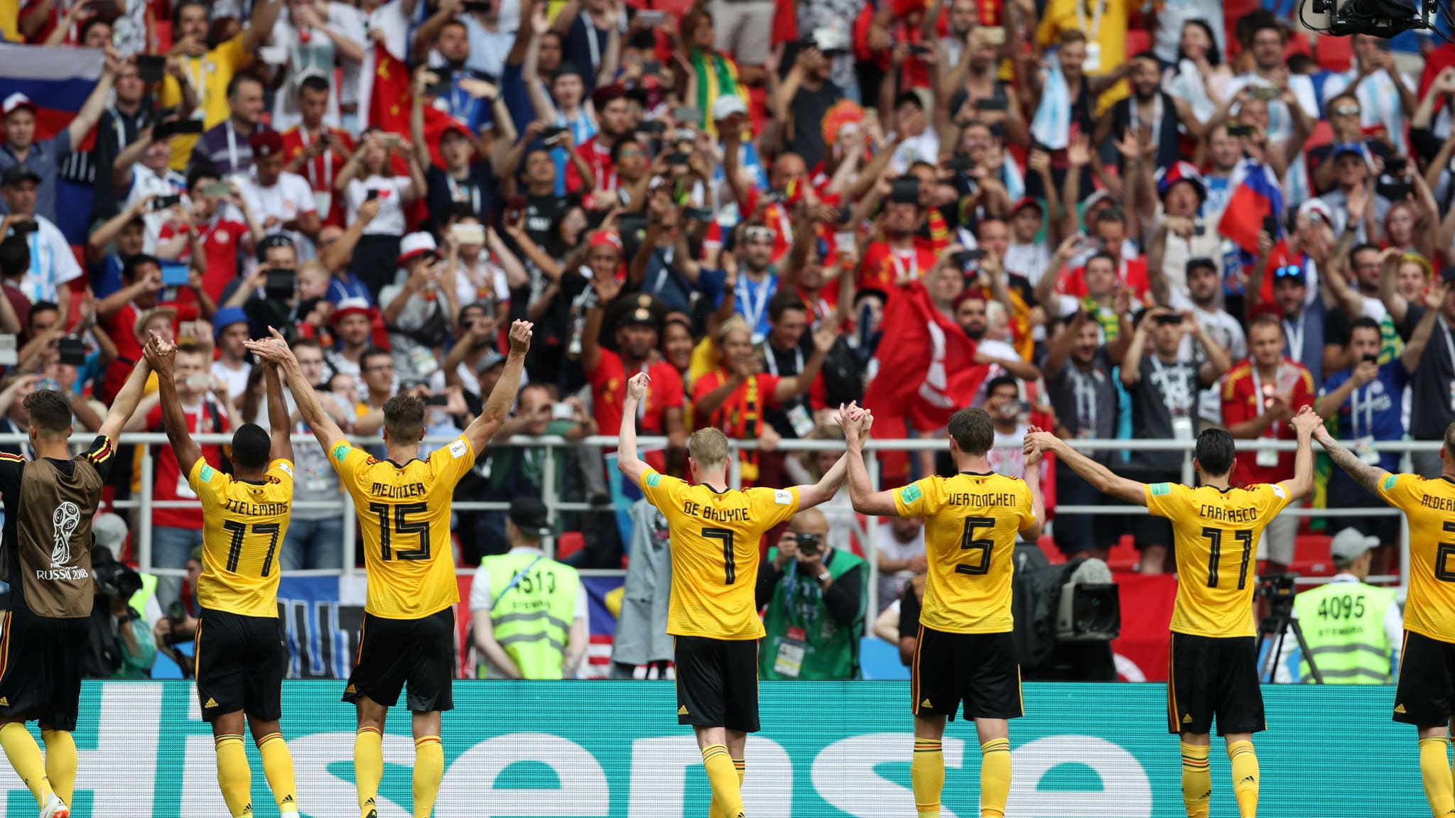 عکس/ جشن صعود تیم بلژیک با طرفداران خود در ورزشگاه