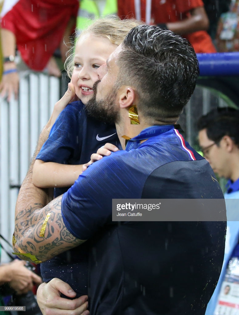 عکس/ خوشحالی پدر و فرزندی «الیویه ژیرو» بازیکن فرانسه