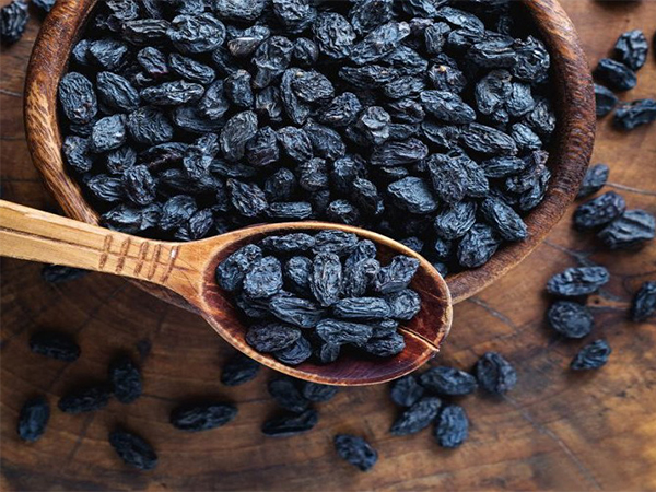 تغذیه/ چرا باید ناشتا 21 دانه مویز بخوریم؟