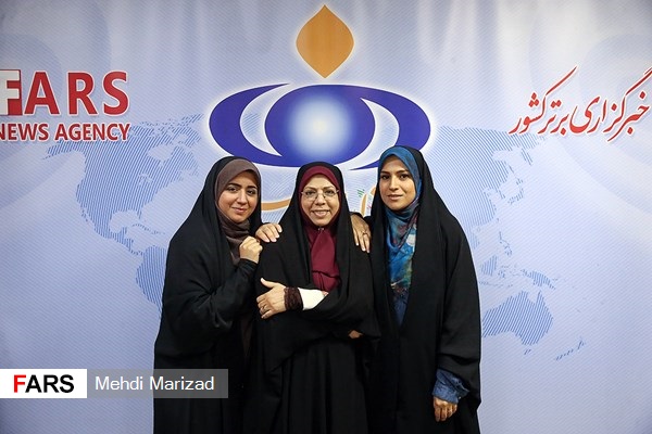 گوینده زن و دخترانش که گزارشگر تلویزیون هستند