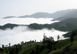 سایه افکندن ابرها در روستای ییلاقی 