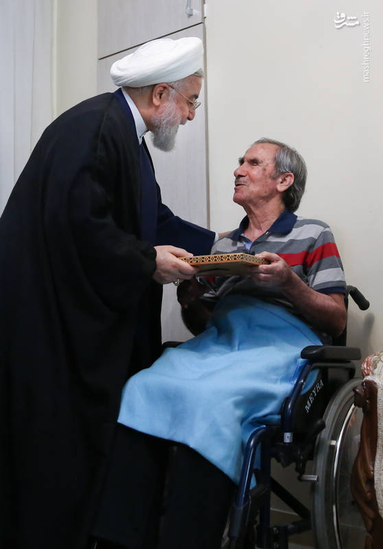 حضور روحانی در منزل جانباز «احمد محمدی»