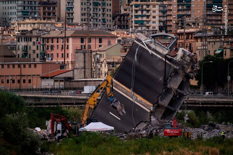 عکس/ عملیات نجات گمشدگان حادثه ریزش پل در ایتالیا
