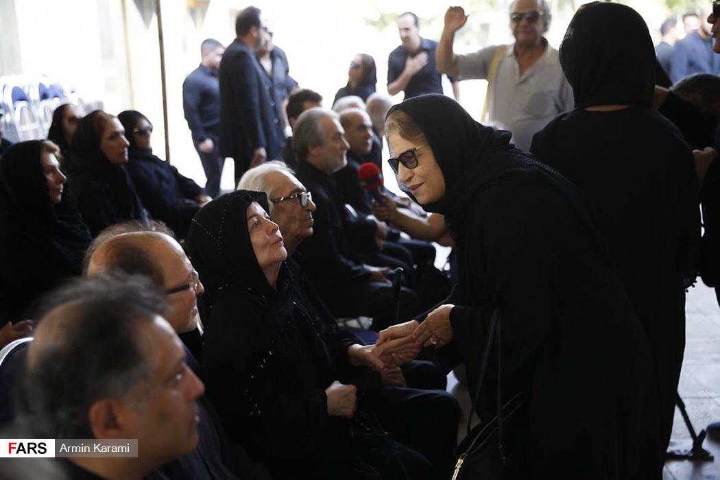 خانم های بازیگر در مراسم تشییع «عزت‌الله انتظامی»