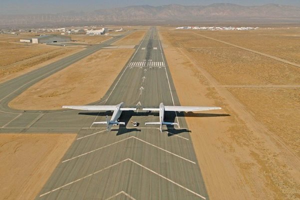 پرواز بزرگترین هواپیمای دنیا با بالهایی به بزرگی زمین فوتبال