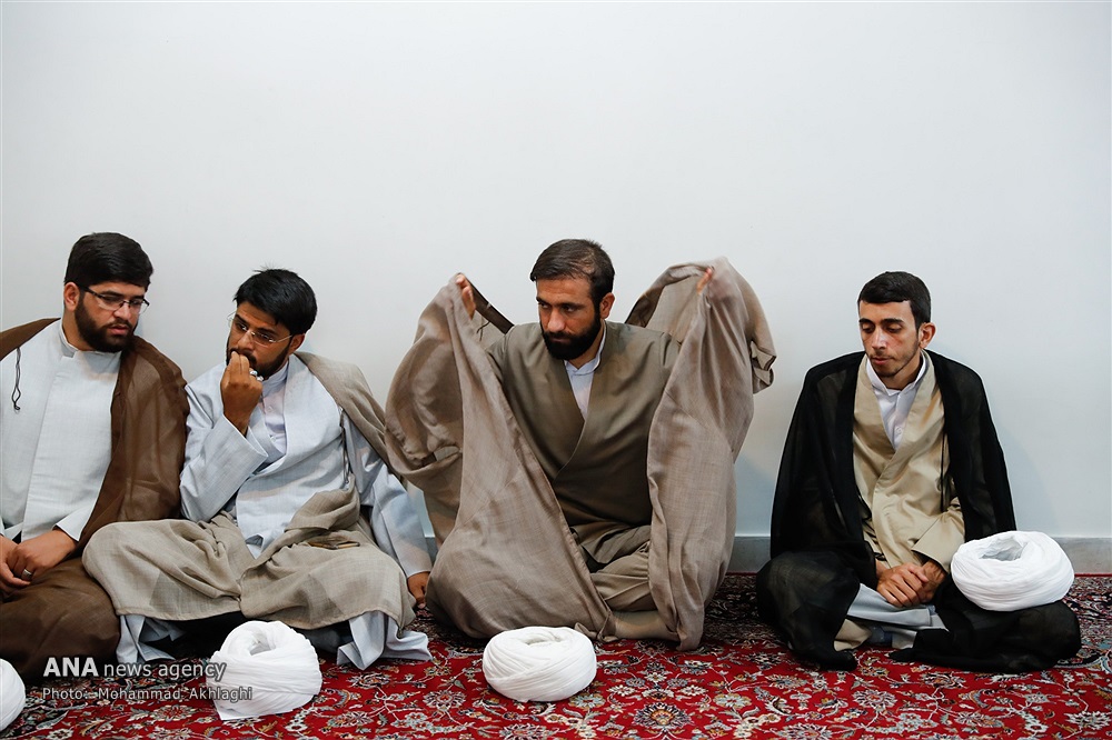 مراسم عمامه گذاری جمعی از طلاب به مناسبت عید غدیر