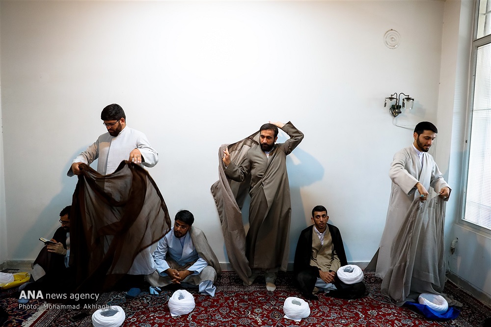 مراسم عمامه گذاری جمعی از طلاب به مناسبت عید غدیر