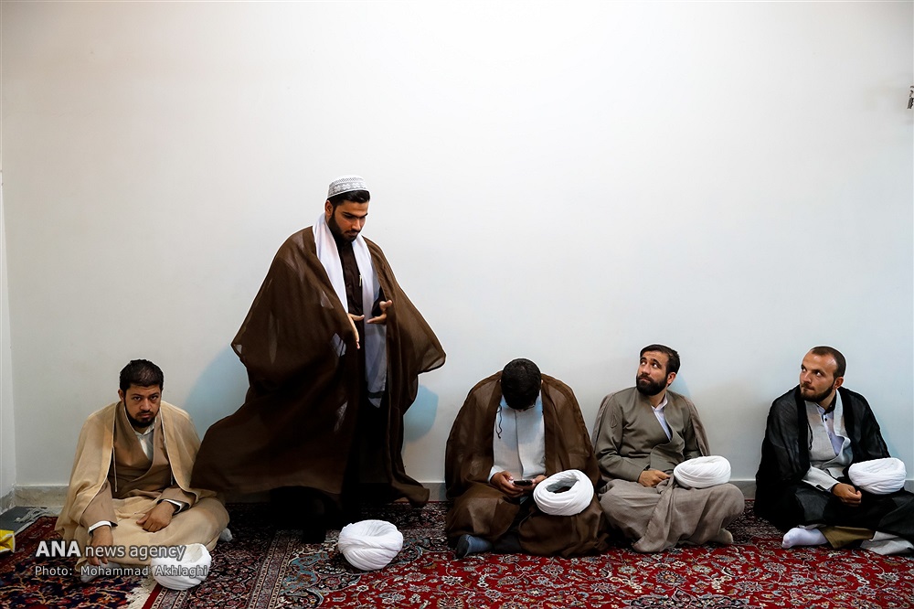 مراسم عمامه گذاری جمعی از طلاب به مناسبت عید غدیر