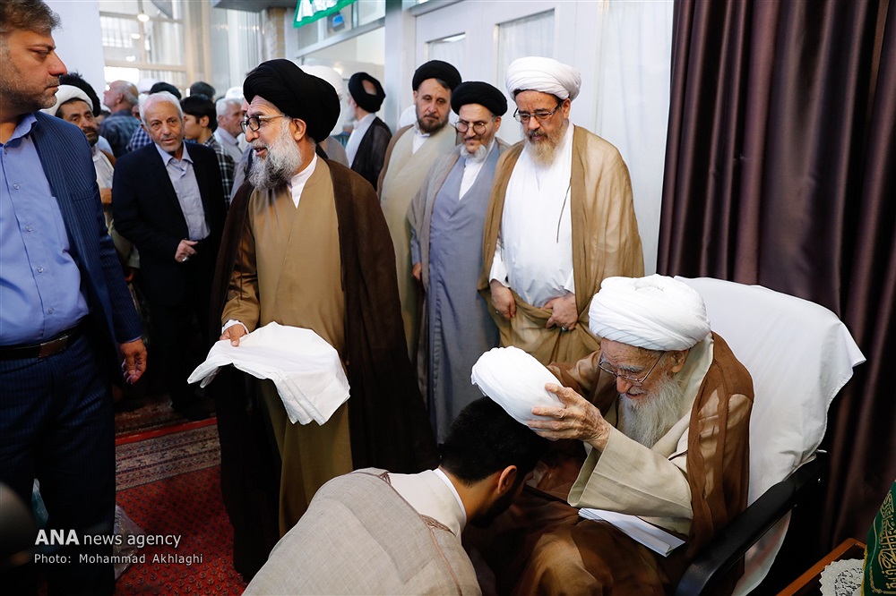 مراسم عمامه گذاری جمعی از طلاب به مناسبت عید غدیر