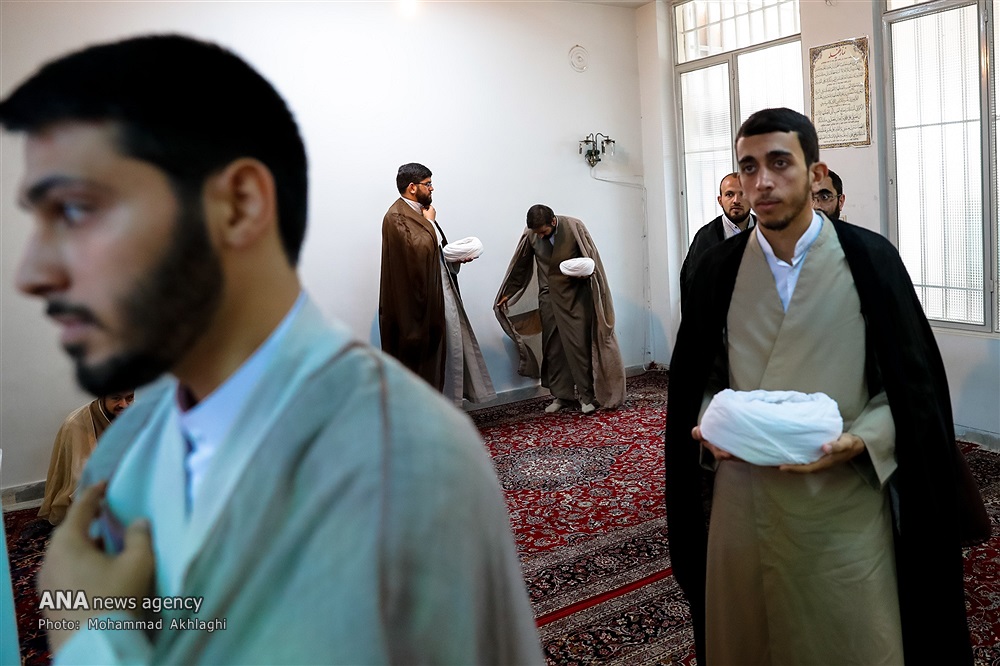 مراسم عمامه گذاری جمعی از طلاب به مناسبت عید غدیر