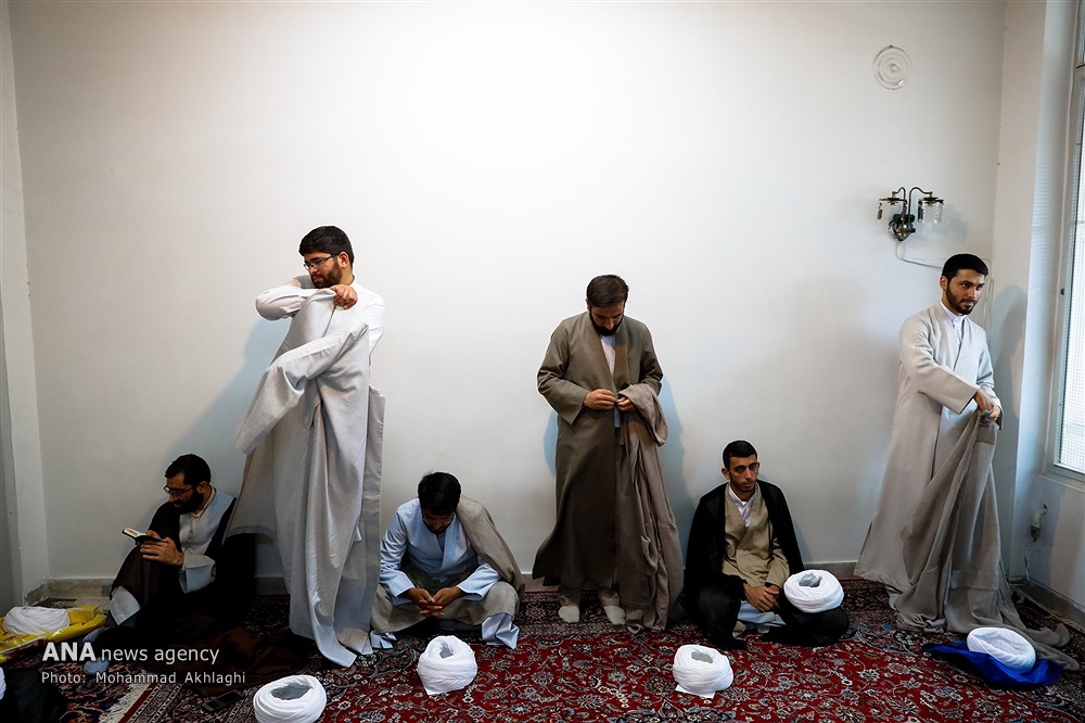 مراسم عمامه گذاری جمعی از طلاب به مناسبت عید غدیر