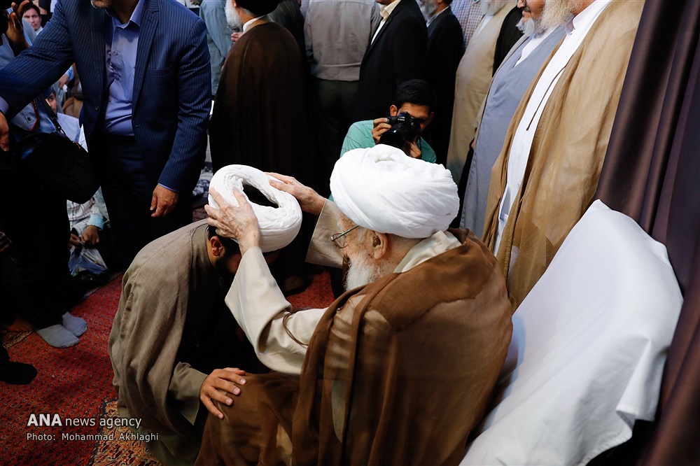 مراسم عمامه گذاری جمعی از طلاب به مناسبت عید غدیر