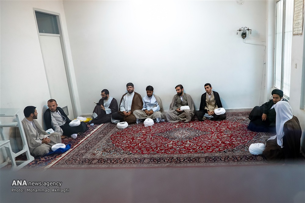 مراسم عمامه گذاری جمعی از طلاب به مناسبت عید غدیر