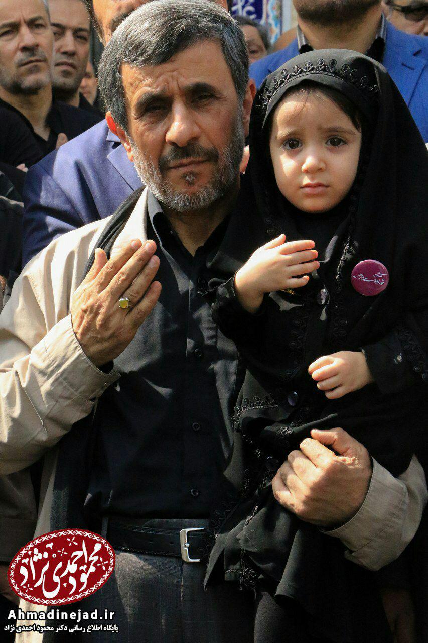 عکس/ احمدی نژاد با نوه های خود در مراسم عزاداری ظهر عاشورا