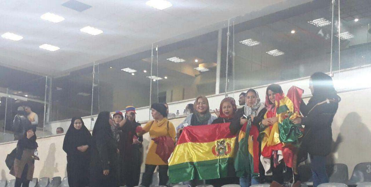 زنان طرفدار بولیوی حاضر در استادیوم آزادی