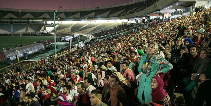 گمانه‌زنی‌ها از حضور امشب بانوان در ورزشگاه آزادی