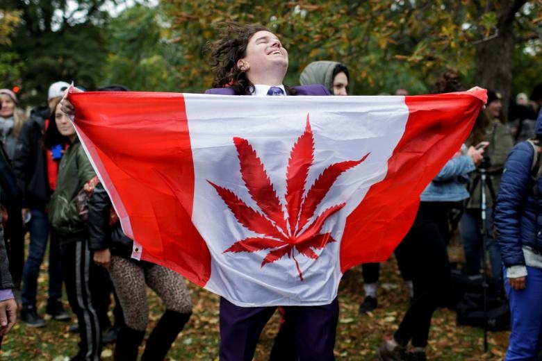 عکس/ ذوق‌زدگی مردم کانادا از قانونی شدن خرید و فروش ماری‌جوآنا