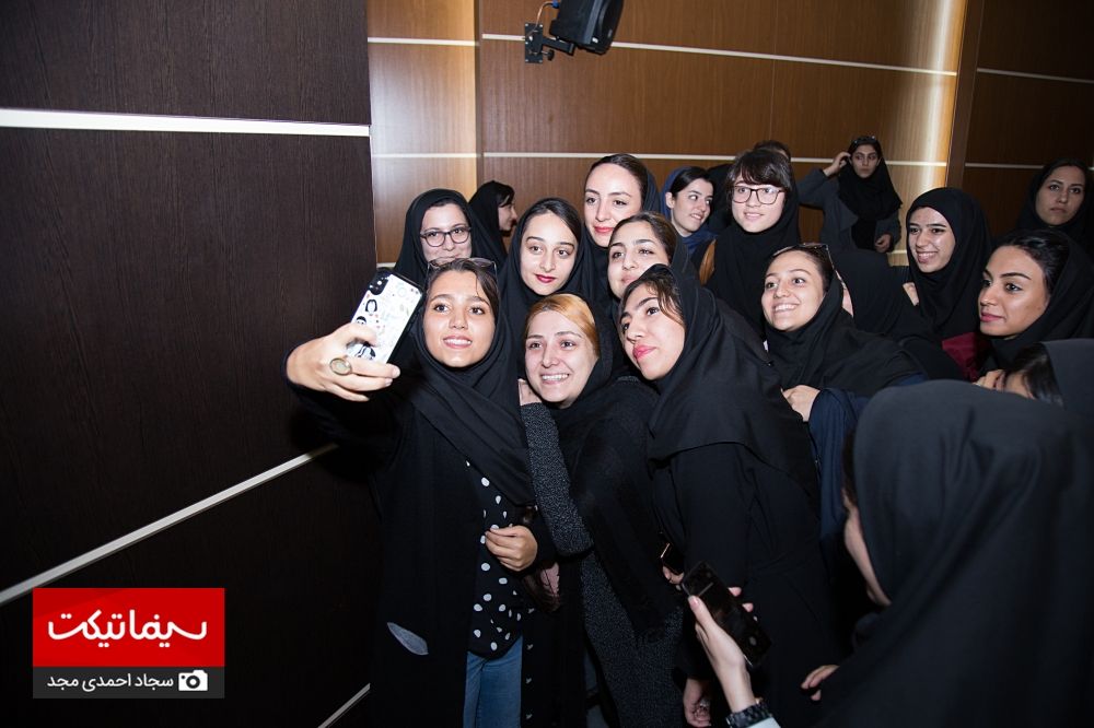 باران کوثری در میان دانشجویان دانشگاه علامه طباطبایی