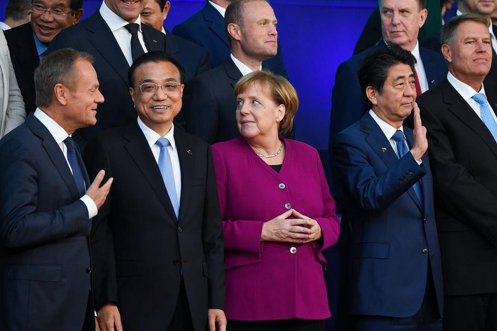 عکس یادگاری رهبران آسیایی و اروپایی در اجلاس «آ سه آن»
