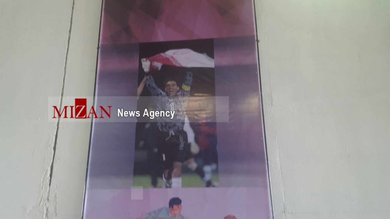 اسطوره‌های فوتبال ایران روی دیوار‌های تونل ورزشگاه آزادی