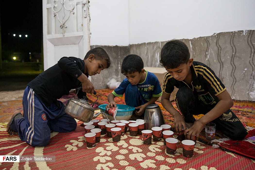 پذیرایی کودکان عراقی از زائران 