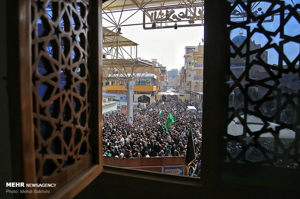 زائران اربعین حسینی در حرم امیرالمومنین(ع)