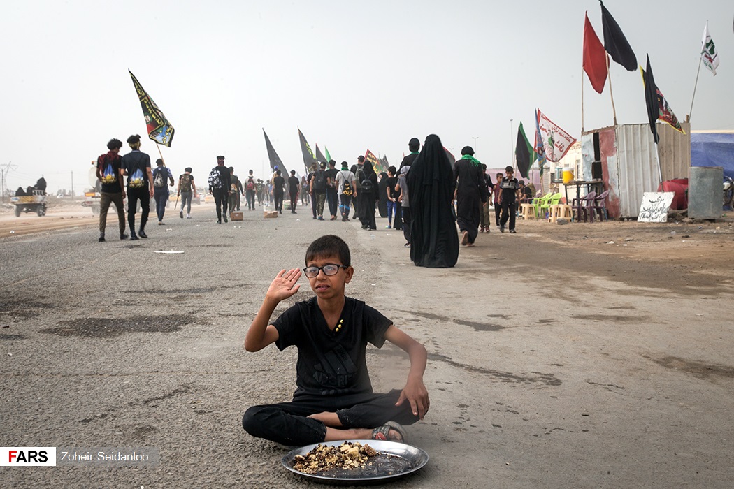 پذیرایی کودکان عراقی از زائران 