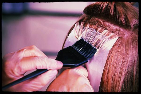 چگونه بدون دکلره موهایم را روشن کنم؟