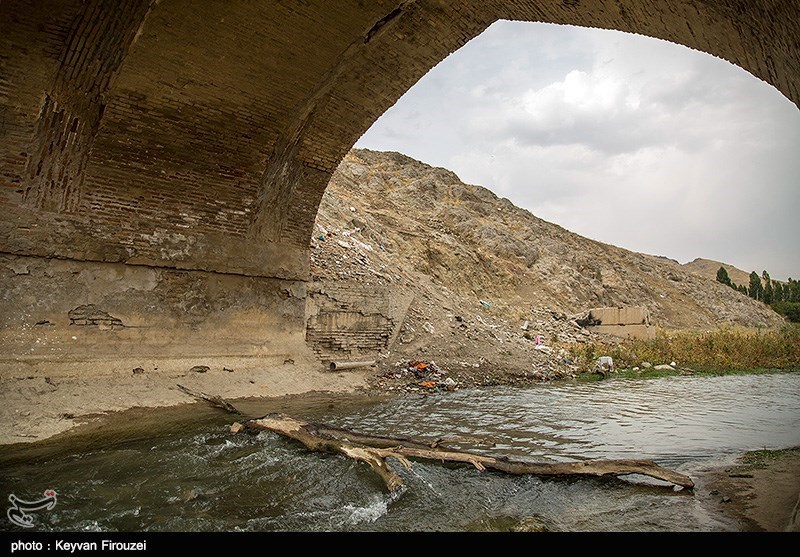 عکس/ پل تاریخی سنندج در محاصره زباله های شهری!