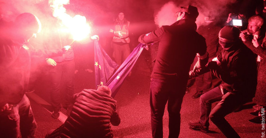 لهستانی ها پرچم اتحادیه اروپا را به آتش کشیدند