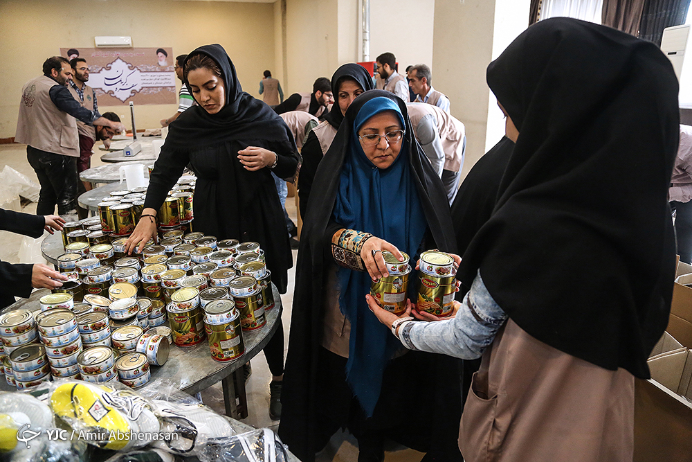 عکس/ بسته‌بندی ۲۱۰۰ سبد کالا برای توزیع در نیک‌شهر سیستان و بلوچستان