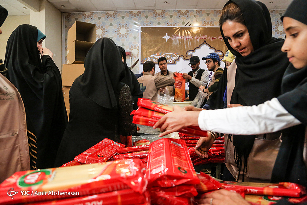 عکس/ بسته‌بندی ۲۱۰۰ سبد کالا برای توزیع در نیک‌شهر سیستان و بلوچستان