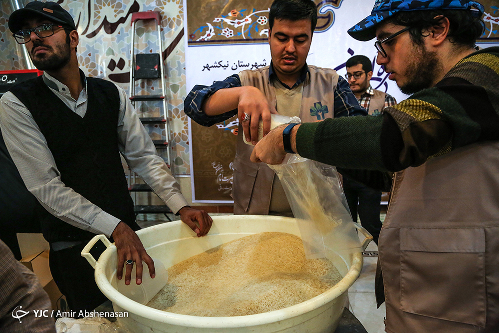 عکس/ بسته‌بندی ۲۱۰۰ سبد کالا برای توزیع در نیک‌شهر سیستان و بلوچستان