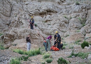 نجات زن ۵۰ ساله از ارتفاعات طاقبستان