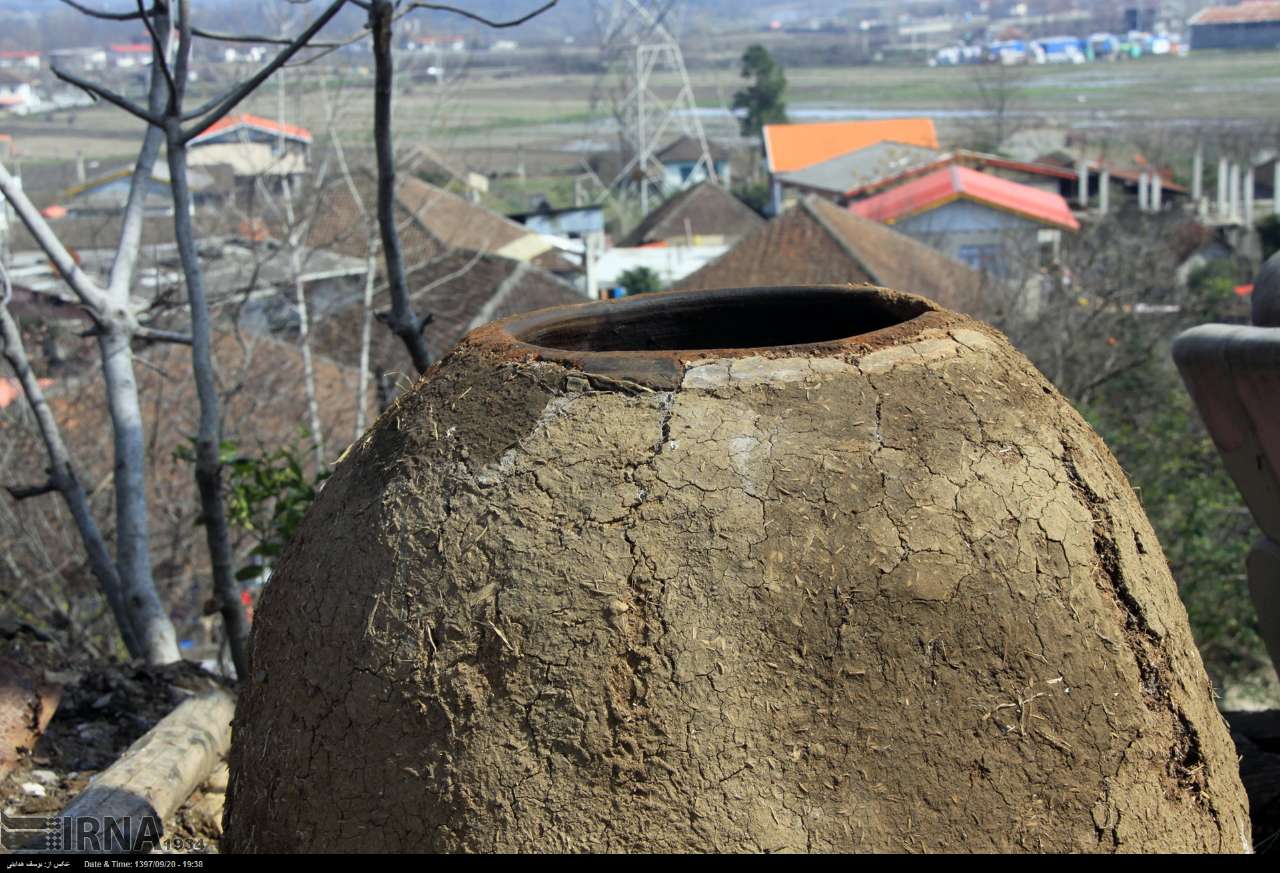 ساخت سنتی تنور سفالی در روستای عنبران آستارا