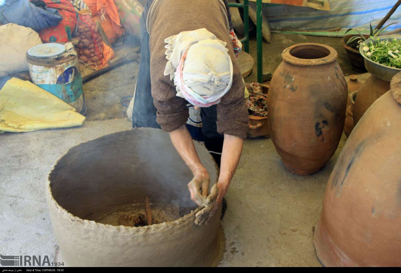 ساخت سنتی تنور سفالی در روستای عنبران آستارا