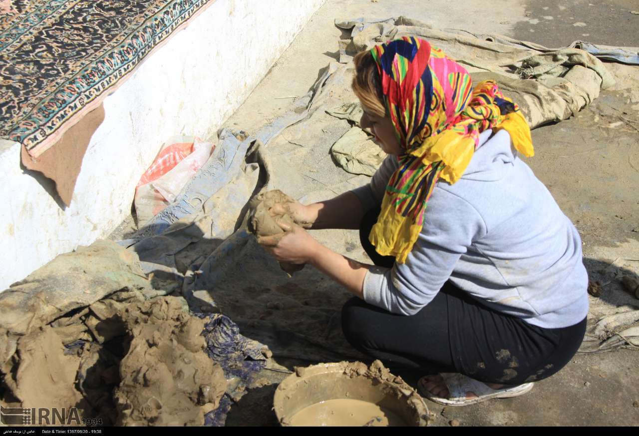 ساخت سنتی تنور سفالی در روستای عنبران آستارا