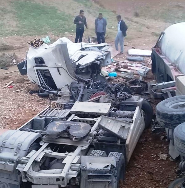کامیون دانگ فنگ در محور دهلران - اندیمشک واژگون شد