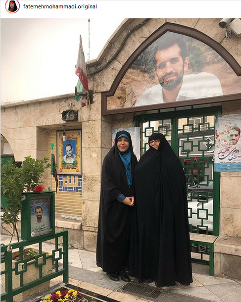چهره ها/ خانم مجری در کنار مادر شهید «مصطفی احمدی‌ روشن»