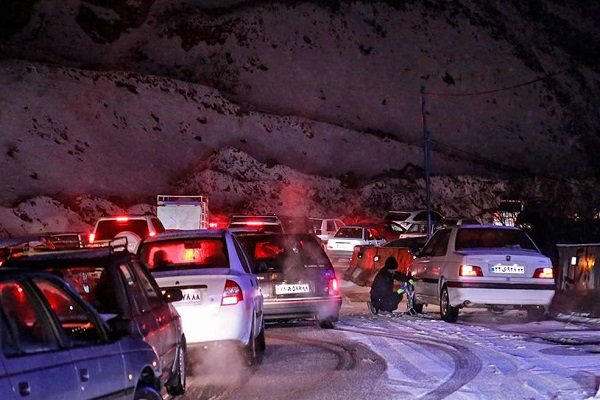 امدادرسانی به ۳۵۰ خودرو /گرفتار شدن آمبولانس هلال احمر در بهمن