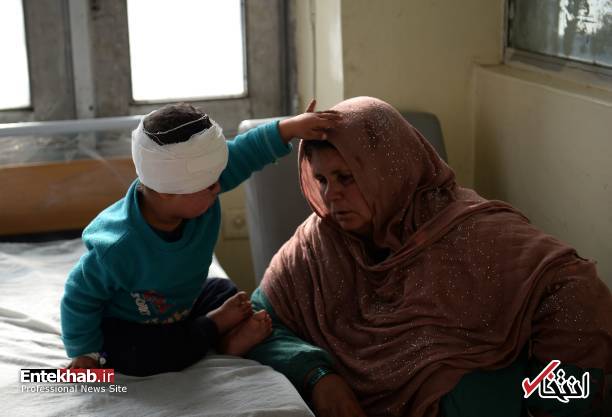 عکس/ دلگرمی کودک زخمی افغان به مادرش