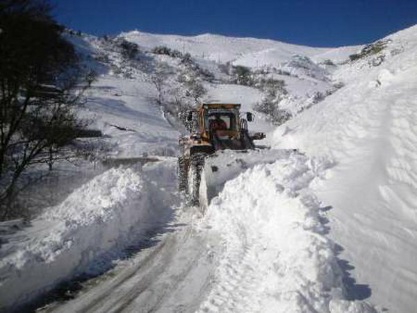برف، برق روستاهای الیگودرز را قطع کرد