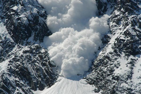 احتمال ریزش سنگ و بهمن در جاده‌های کوهستانی البرز