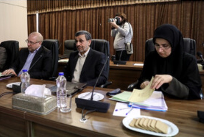 حضور احمدی‌نژاد در جلسه مجمع به ریاست آملی لاریجانی