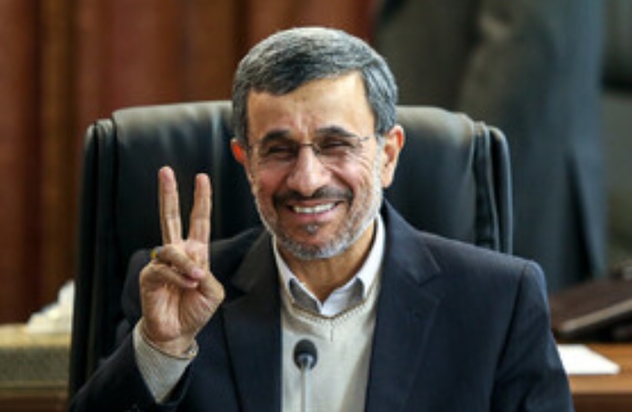 حضور احمدی‌نژاد در جلسه مجمع به ریاست آملی لاریجانی