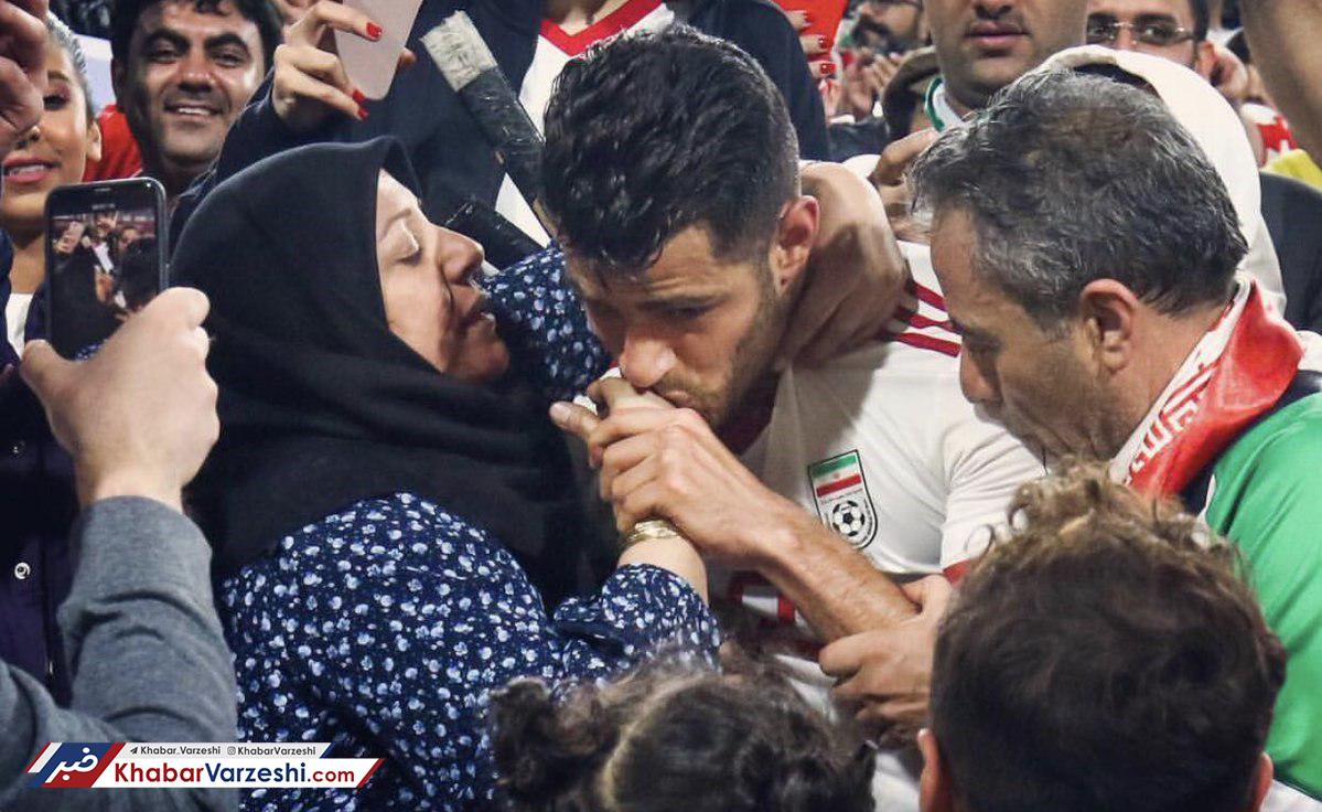 تصویری احساسی از پورعلی‌گنجی و مادرش پس از پیروزی مقابل عمان