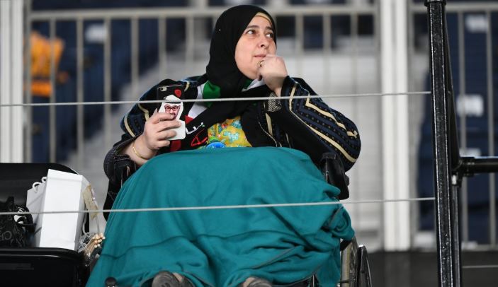 بانوی هوادار در استادیوم